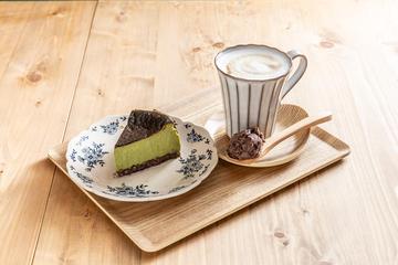 あんバスクチーズケーキ(抹茶)とあんカフェラテのセット