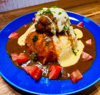 ハンバーグチーズオムカレー～トマトを添えて～