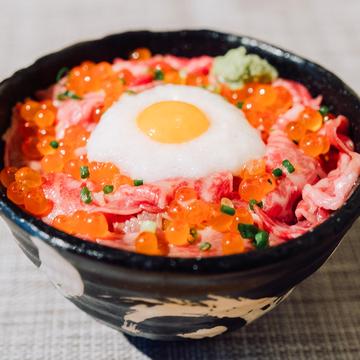 4.炙り牛トロ山かけ月見いくら丼
