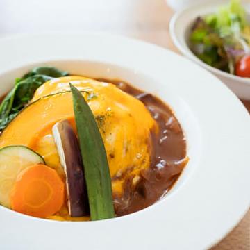 のっけ野菜のとろっと卵オムライス