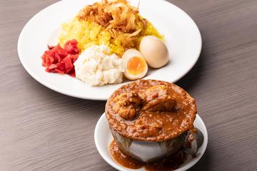 味玉のせ赤い鶏カレー