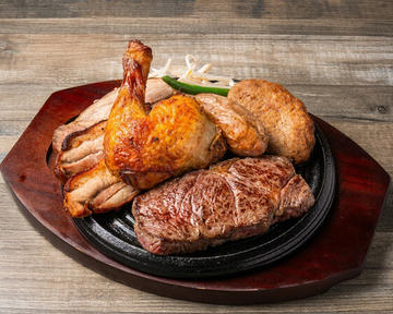 ギガプレート 肉盛合わせ5種 (ビーフステーキ2種、ローストポーク、チキンガレット、ソーセージ、ハンバーグ)