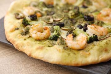 ぷりぷりエビとジェノベーゼのピザ SHRIMP AND GENOVESE