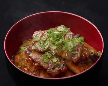 【小ネギのせ】豚丼(肉140g,ご飯200g,小ネギ)