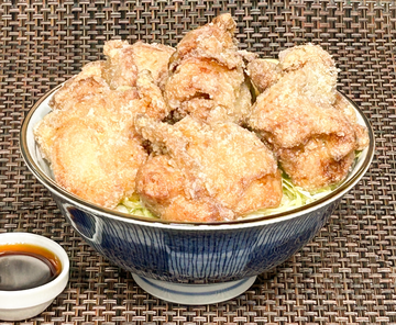 丼だからこその美味さの一体感!自家製ニンニク醤油ダレに漬け込んだ極旨鶏もも唐揚げ丼