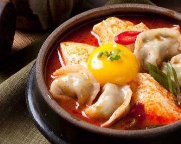 水餃子スンドゥブ Sundubu with gyoza