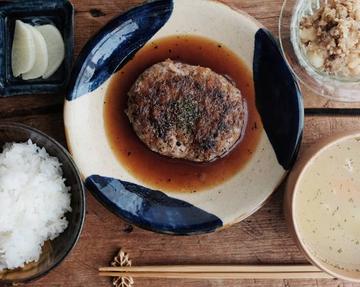 超熟ハンバーグ弁当 オニオンソース(ハンバーグ、ライス、漬物、日替わりサラダ 、日替わりスープセット)