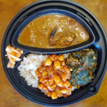 3種盛マトン・パーラク・チャナ弁当