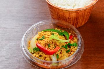 プーパットポンカレー丼(Pooh pat pong curry bowl)