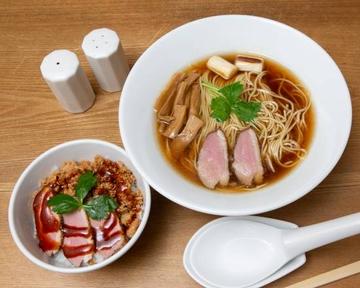 鴨南醤油ラーメンと鴨と鶏そぼろ飯