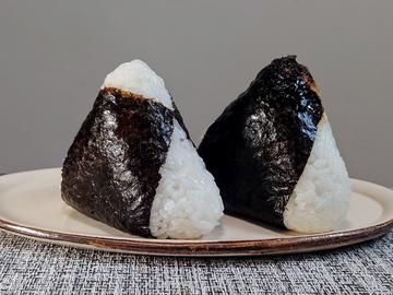 おにぎり (梅・明太子)