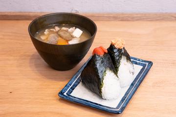 お得なお勧めおにぎり2個と豚汁セット