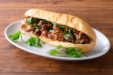13 Bnh m thit nung ベトナムパレス豚焼き入りバンミ