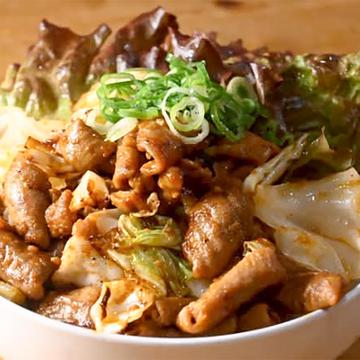 豚ホルモン旨辛みそ丼