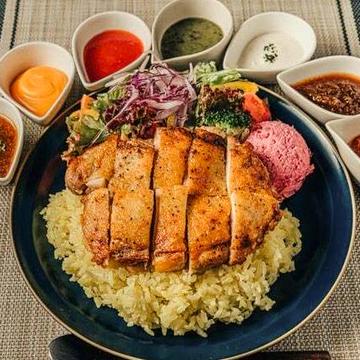 【当店人気No'5】本格ターメリックライス使用！グリルチキンオーバーライス(グリルしたもも肉150g)
