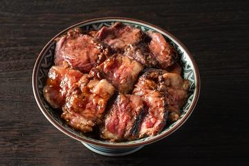 萬牛合盛り丼/ つぼ漬け、自家製辛子にんにく付