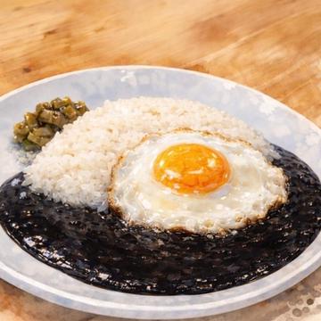 半熟目玉焼き黒カレー