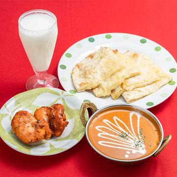カレーとチースナンとチキンティッカ2pとラッシーのセット-Curry,Cheese-Nan,Chicken-Tikka-2p,Lassie