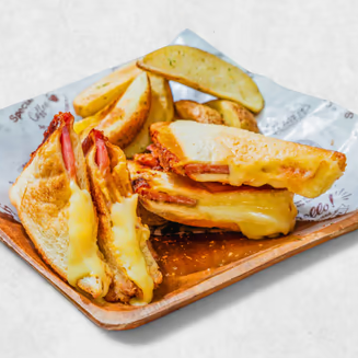 厚切りハムチーズ(ポテト付)/ Hot Sandwich with Thick-Sliced Ham and Cheese (with Potato)