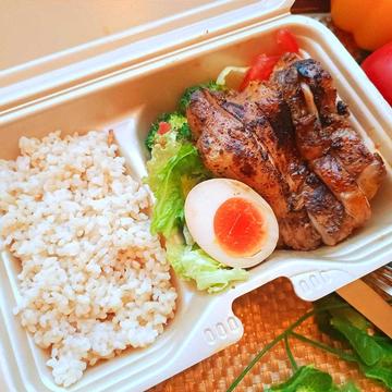 こだわり鶏出汁玄米とジューシーな鶏もも肉【ブラックスパイシーver】のカオマンガイセット