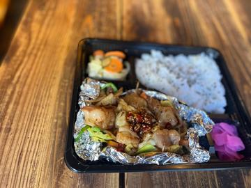 赤辛モツ炒め弁当