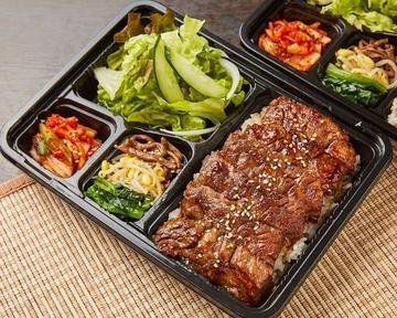 カルビ弁当(キムチ、ナムル、サラダ付き)