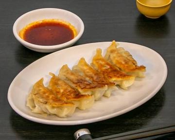 焼き餃子(6個) Pan-Fried Dumplings (6 Pieces)