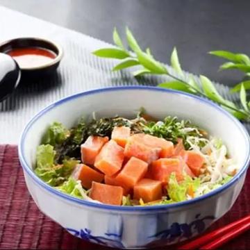 【ドリンク付き】サーモン丼(おかず2品付き)/ Salmon Rice Bowls/ 