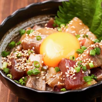 鰹(カツオ)と鰤(ブリ)の藁焼きユッケ