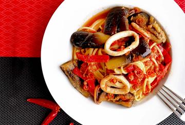 烏賊と茄子とパプリカの激旨辛パスタ