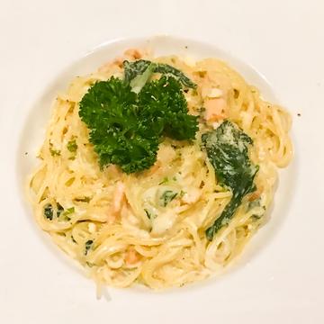 サーモンとほうれん草のクリームパスタ Creamy Salmon And Spinach Pasta