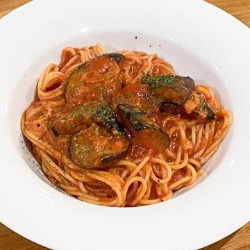 揚げナスとモッツアレラチーズのトマトソースパスタ