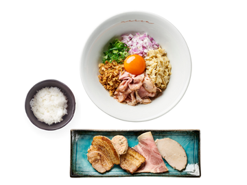五種のチャーシュー 地鶏醤油まぜそば ミニ飯付(レンジ加熱可)
