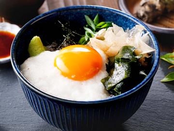 山かけとろろご飯とワカメと花かつお