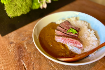 ステーキ乗せ牛タンすじカレー弁当 お肉1枚