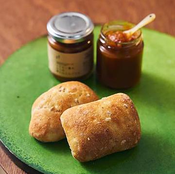オリーブオイルパン 1個(写真は2個)Olive oil Bread (1 piece, photo shows 2 pieces)
