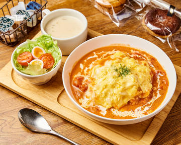 フランスうずらの贅沢オムライストマトクリームソースチーズトッピング