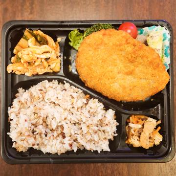厚切りロースカツ弁当プリンつき