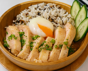 【温玉】16穀米ともも肉のカオマンガイ [Soft-Boiled Egg] Khao Man Gai  (Chicken Thigh)