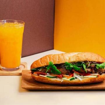 おすすめ 焼き鳥肉バインミー ジュースセット Grilled Chicken Banh Mi - Juice Set