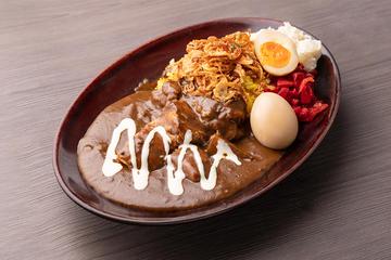 味玉のせ黒い肉カレー