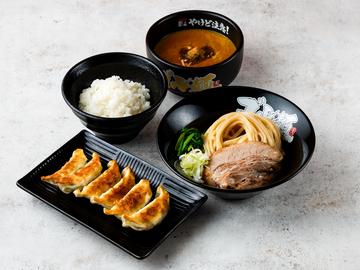 つけ麺・餃子・ライスセット(チャーシュー1枚・薬味ネギ・ホウレン草・餃子6個・ライス)