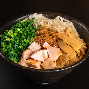 ねぎマシ魚介豚骨油そば Seafood and Pork Bone Abura Soba with Extra Green Onions