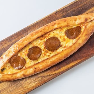 ビーフソーセージのピザ Sucuklu Pide