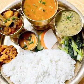 ダルバートマス(ノンベジタリアン) Dal Bhat (Non-Vegetarian)