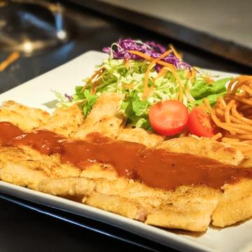 鉄板焼きポークカツレツ~トマトかデミグラスのソース~