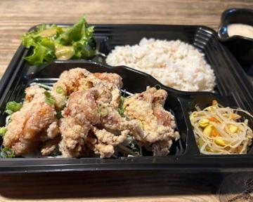 とりの唐揚げ麦とろ弁当