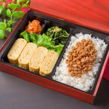 厚焼き玉子弁当(鶏そぼろごはん)