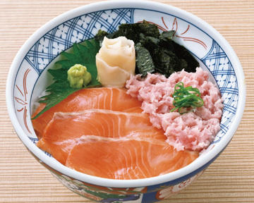 まぐろたたきとオランダ島サーモン丼