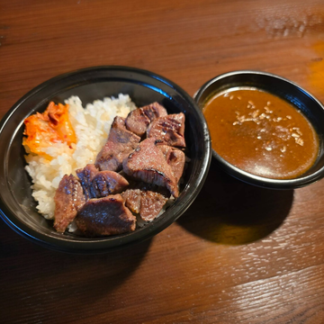 厳選肉の食べ応え！厚切りタン＆自家製スパイスカレー
